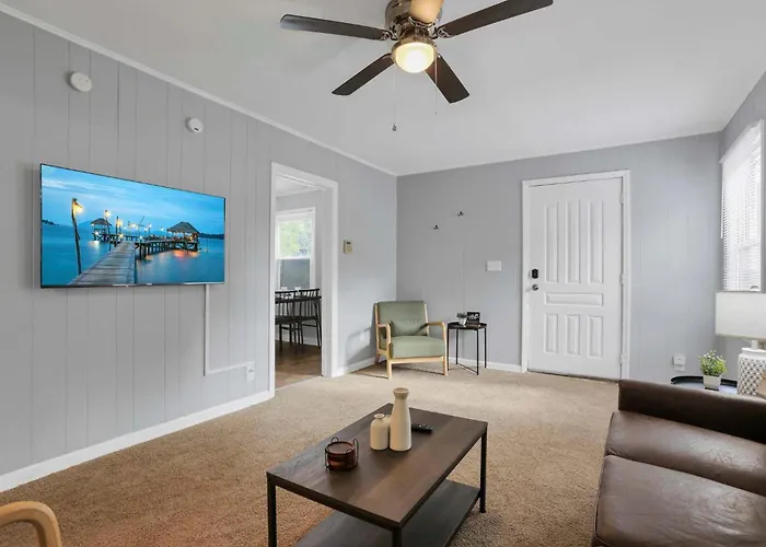 The Prime - 5 Bedroom 2 Bath- Parking