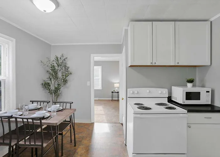 The Prime - 5 Bedroom 2 Bath- Parking * Columbus