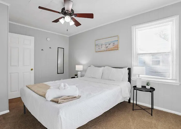 The Prime - 5 Bedroom 2 Bath- Parking Holiday home Columbus