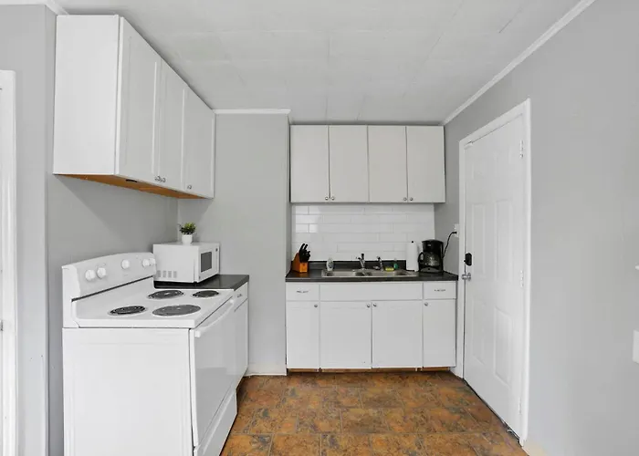 The Prime - 5 Bedroom 2 Bath- Parking *