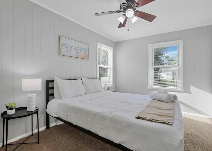 The Prime - 5 Bedroom 2 Bath- Parking *