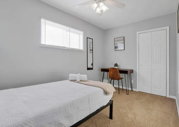 The Prime - 5 Bedroom 2 Bath- Parking Holiday home *