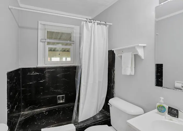 The Prime - 5 Bedroom 2 Bath- Parking Holiday home