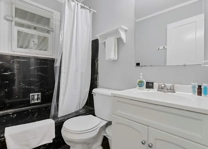 Holiday home The Prime - 5 Bedroom 2 Bath- Parking *