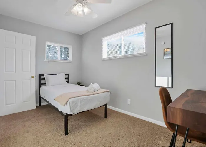The Prime - 5 Bedroom 2 Bath- Parking