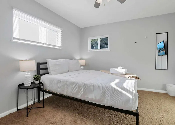 The Prime - 5 Bedroom 2 Bath- Parking Holiday home Columbus