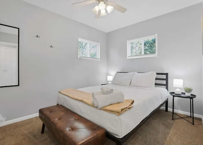 The Prime - 5 Bedroom 2 Bath- Parking