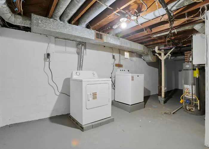The Prime - 5 Bedroom 2 Bath- Parking Holiday home Columbus
