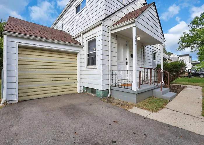 The Prime - 5 Bedroom 2 Bath- Parking